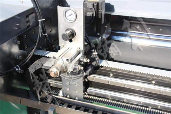 全自動<a href='http://www.sdzhjy.cn/xingyezixun/748.html' target='1' style='font-size:14px; font-weight:bold; color:#ff0000;'>裥棉機</a>