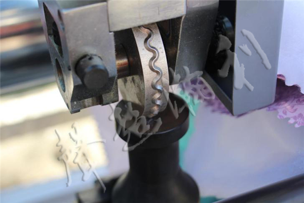 全自動<a href='http://www.sdzhjy.cn/xingyezixun/698.html' target='1' style='font-size:14px; font-weight:bold; color:#ff0000;'>超聲波<a href='http://www.sdzhjy.cn/xingyezixun/748.html' target='1' style='font-size:14px; font-weight:bold; color:#ff0000;'>裥棉機</a></a>